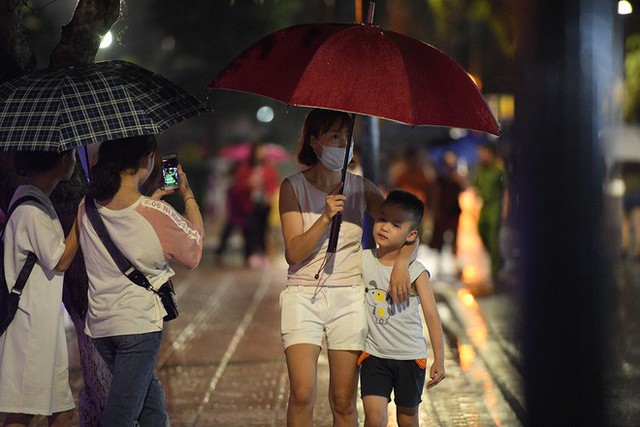  Người lớn, trẻ nhỏ Hà Nội đội mưa khai trương phố đi bộ Trịnh Công Sơn - Ảnh 23.