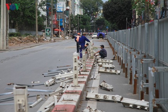 Hà Nội rào chắn, cấm đường để xây nhà ga Cát Linh - Ảnh 8.