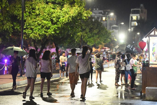  Người lớn, trẻ nhỏ Hà Nội đội mưa khai trương phố đi bộ Trịnh Công Sơn - Ảnh 8.