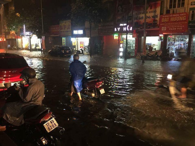 Ngày Hà Nội ngập: Tủ lạnh trôi bập bềnh, thanh niên bơi giữa phố còn xe sang đứng im mà chịu trận - Ảnh 7.