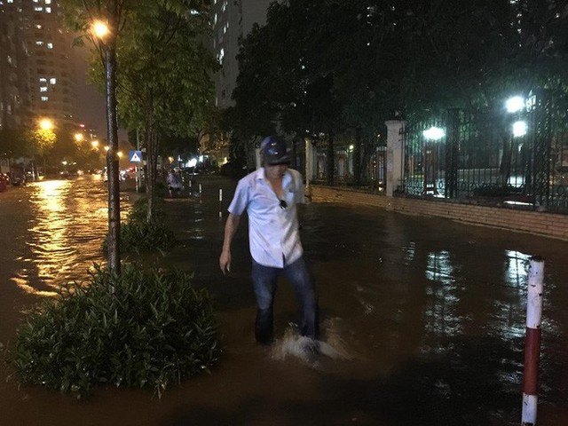  Dân Hà Nội vật vã về nhà trong đêm khuya sau 4 giờ mưa lớn, ngập sâu - Ảnh 20.