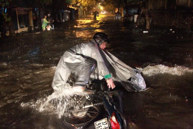  Dân Hà Nội vật vã về nhà trong đêm khuya sau 4 giờ mưa lớn, ngập sâu - Ảnh 36.