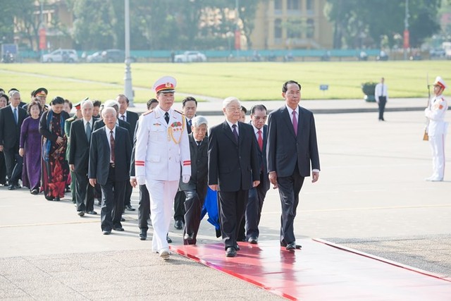 Ảnh: Lãnh đạo Đảng, Nhà nước vào Lăng viếng Chủ tịch Hồ Chí Minh - Ảnh 2.