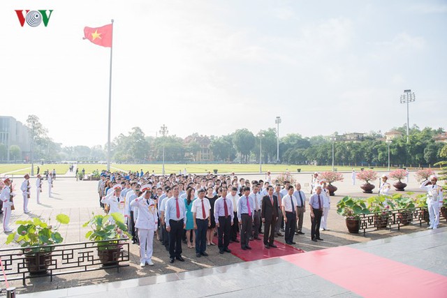 Ảnh: Lãnh đạo Đảng, Nhà nước vào Lăng viếng Chủ tịch Hồ Chí Minh - Ảnh 11.