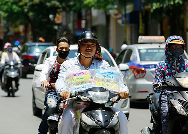 Người lao động vật vã trong cái nóng nung người Hà thành  - Ảnh 12.