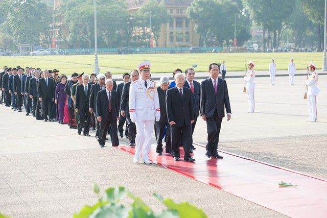 Ảnh: Lãnh đạo Đảng, Nhà nước vào Lăng viếng Chủ tịch Hồ Chí Minh - Ảnh 3.