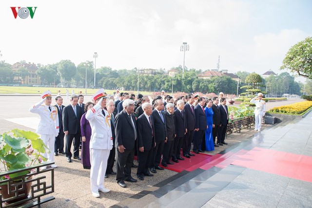 Ảnh: Lãnh đạo Đảng, Nhà nước vào Lăng viếng Chủ tịch Hồ Chí Minh - Ảnh 4.