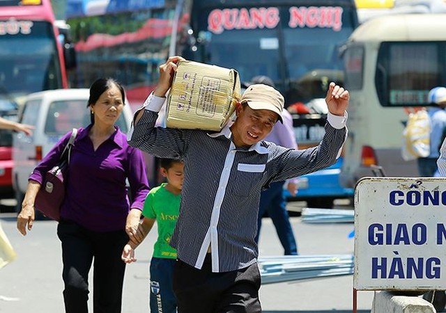 Người lao động vật vã trong cái nóng nung người Hà thành  - Ảnh 7.