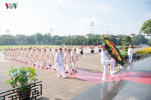 Ảnh: Lãnh đạo Đảng, Nhà nước vào Lăng viếng Chủ tịch Hồ Chí Minh - Ảnh 8.