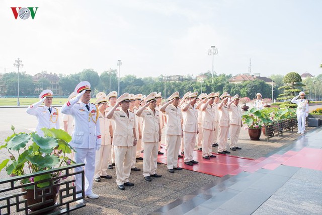 Ảnh: Lãnh đạo Đảng, Nhà nước vào Lăng viếng Chủ tịch Hồ Chí Minh - Ảnh 9.