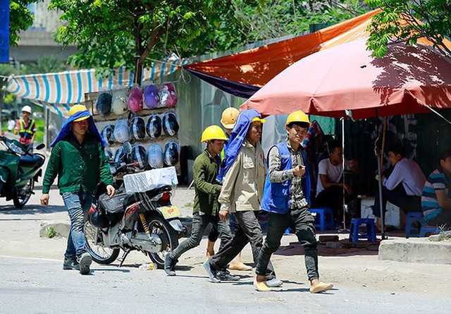 Người lao động vật vã trong cái nóng nung người Hà thành  - Ảnh 9.