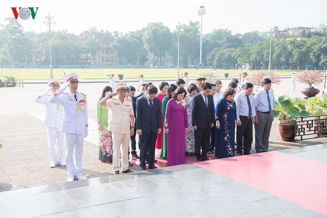 Ảnh: Lãnh đạo Đảng, Nhà nước vào Lăng viếng Chủ tịch Hồ Chí Minh - Ảnh 10.