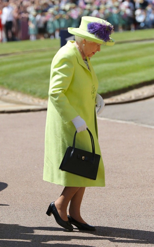 Nữ hoàng Anh Elizabeth II với phong cách thời trang nổi bật trong đám cưới cháu trai - Ảnh 1.