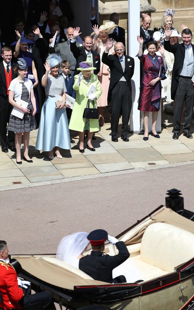 Nữ hoàng Anh Elizabeth II với phong cách thời trang nổi bật trong đám cưới cháu trai - Ảnh 3.
