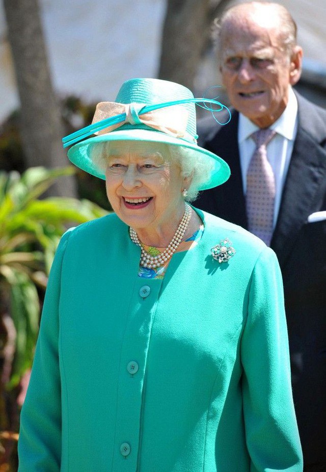 Nữ hoàng Anh Elizabeth II với phong cách thời trang nổi bật trong đám cưới cháu trai - Ảnh 5.