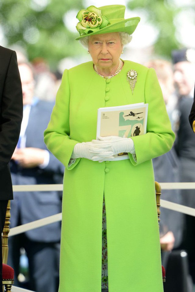 Nữ hoàng Anh Elizabeth II với phong cách thời trang nổi bật trong đám cưới cháu trai - Ảnh 4.