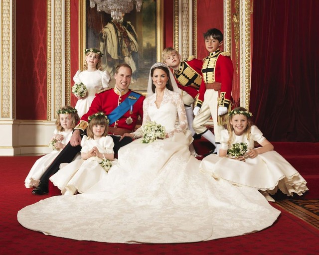 7 con số ấn tượng về đám cưới Hoàng gia Anh: Từ 3 viên kim cương trên nhẫn đính hôn cho tới chiếc váy cưới tiền tỷ - Ảnh 7.