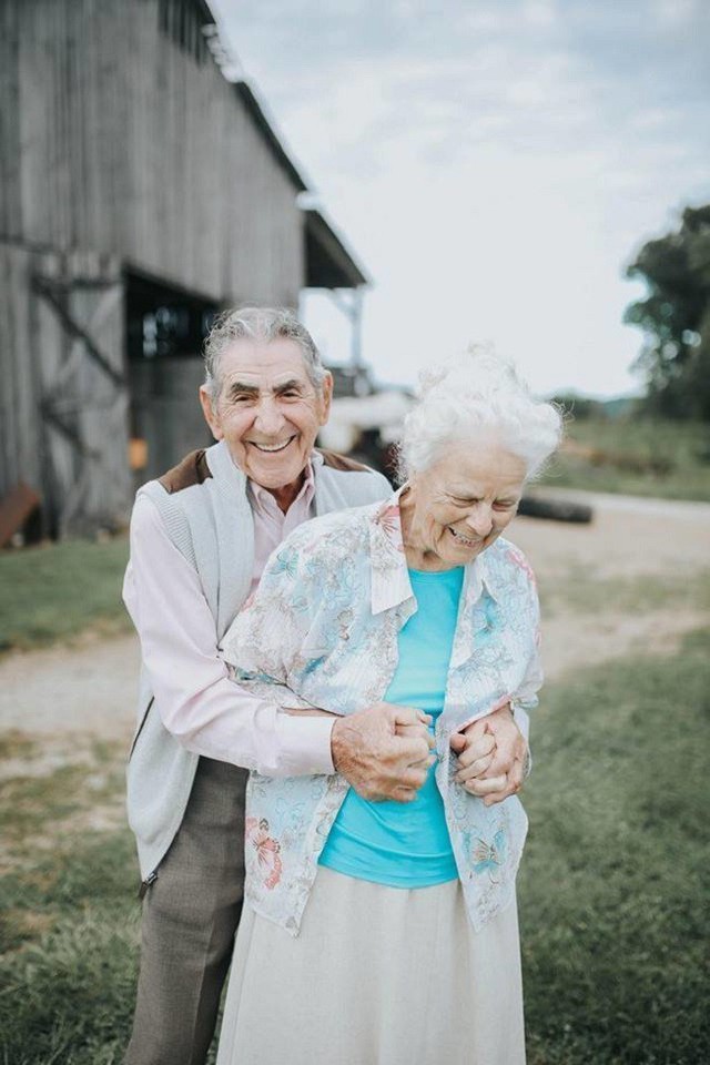 Gần 70 năm chưa từng rời bỏ nhau nửa bước, cặp vợ chồng này đã chứng minh cho cả thế giới thấy tình yêu lãng mạn không phân biệt tuổi tác - Ảnh 1.