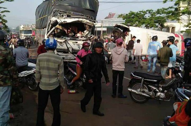  Ô tô khách và xe tải lao vào nhau ở Lâm Đồng, 11 người thương vong - Ảnh 1.