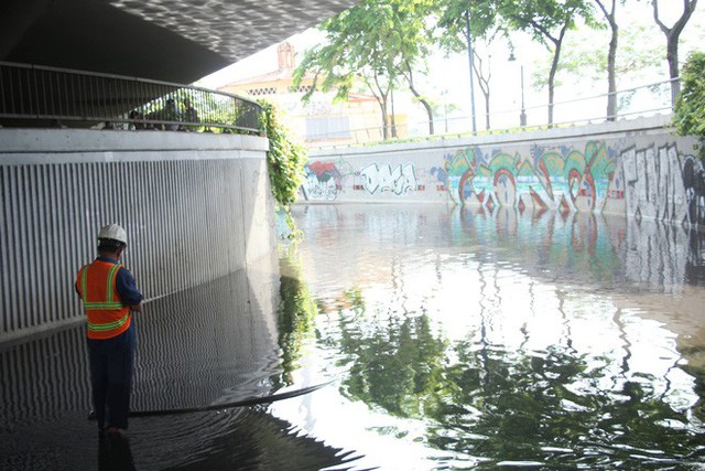  Hầm chui ở Sài Gòn ngập nửa mét sau cơn mưa lớn - Ảnh 2.
