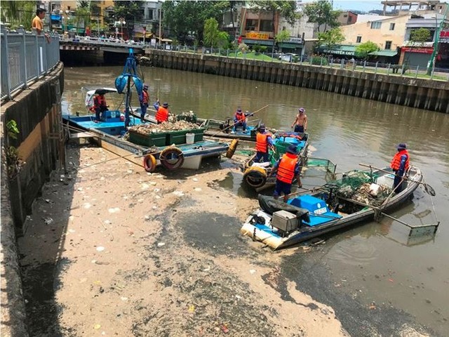 Rác ngập ngụa, cá nổi đầy kênh Nhiêu Lộc sau cơn mưa chuyển mùa  - Ảnh 4.