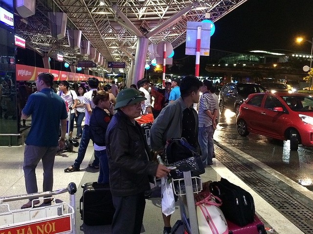 Hàng ngàn người vạ vật bến xe, sân bay lúc 3 giờ sáng - Ảnh 6.