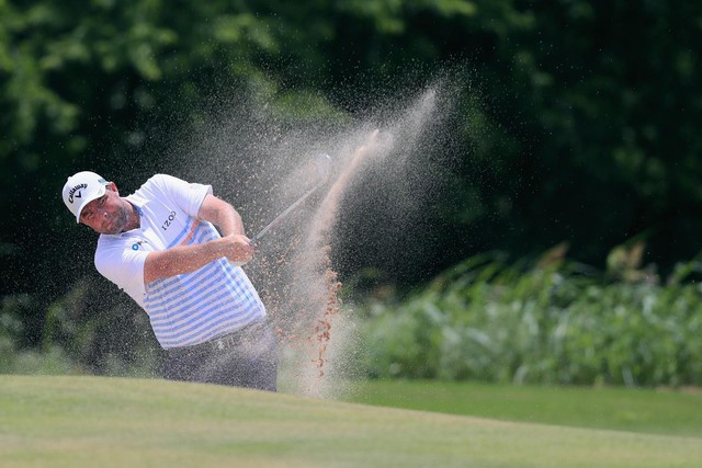 Golfer trẻ gây ấn tượng mạnh, vươn lên chia sẻ ngôi đầu Byron Nelson - Ảnh 1.