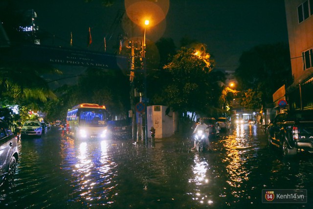 Khu vực sân bay Tân Sơn Nhất ngập nặng sau mưa lớn, hành khách vượt sông ra phi trường - Ảnh 14.