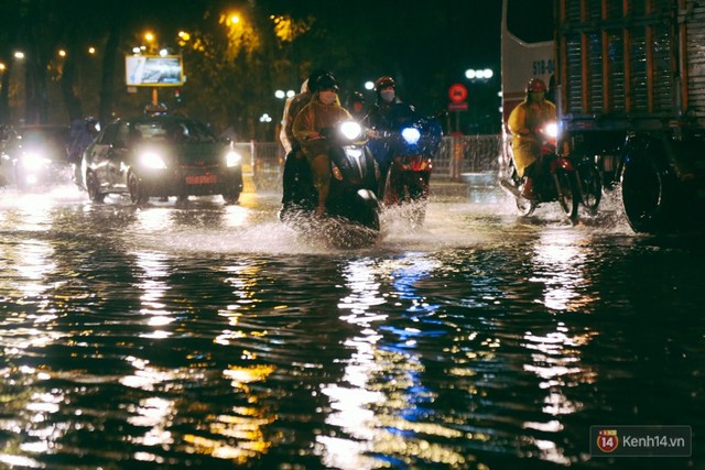 Khu vực sân bay Tân Sơn Nhất ngập nặng sau mưa lớn, hành khách vượt sông ra phi trường - Ảnh 3.