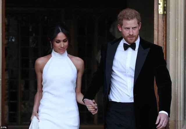  Váy trắng tinh tế cùng khuyên tai có giá 1,5 tỷ, Tân công nương Meghan Markle thu hút mọi con mắt tại buổi tiệc sau lễ cưới  - Ảnh 3.