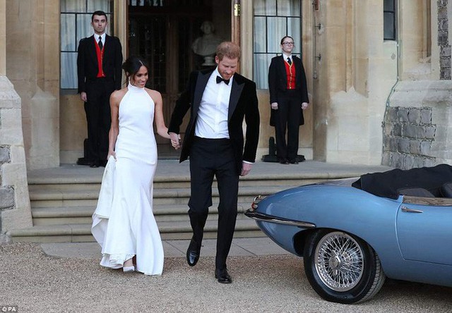  Váy trắng tinh tế cùng khuyên tai có giá 1,5 tỷ, Tân công nương Meghan Markle thu hút mọi con mắt tại buổi tiệc sau lễ cưới  - Ảnh 6.
