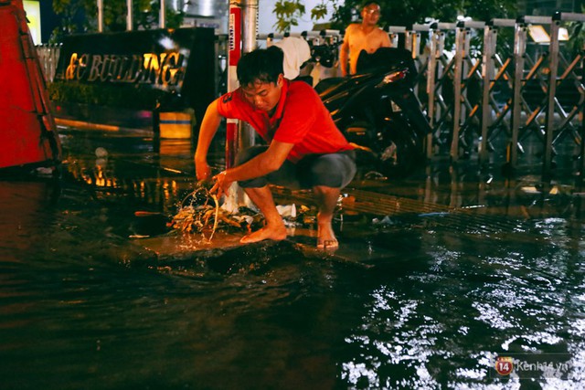 Khu vực sân bay Tân Sơn Nhất ngập nặng sau mưa lớn, hành khách vượt sông ra phi trường - Ảnh 10.