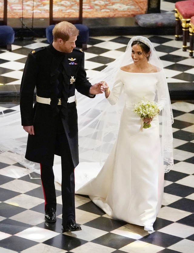 Trông thì tối giản nhưng 2 mẫu váy cưới của Meghan Markle trị giá tới hơn 8 tỷ đồng - Ảnh 2.