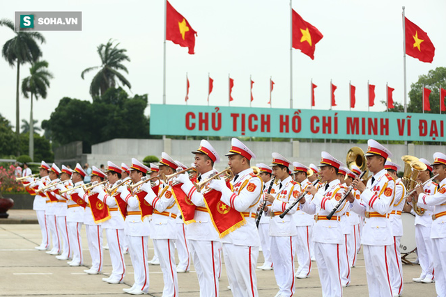  Đại biểu Quốc hội viếng Chủ tịch Hồ Chí Minh - Ảnh 3.