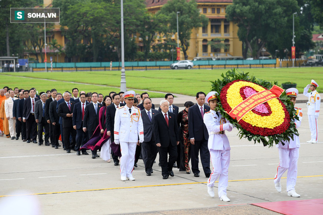  Đại biểu Quốc hội viếng Chủ tịch Hồ Chí Minh - Ảnh 6.