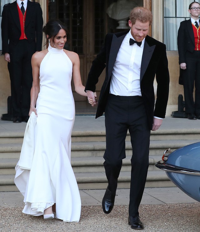 Trông thì tối giản nhưng 2 mẫu váy cưới của Meghan Markle trị giá tới hơn 8 tỷ đồng - Ảnh 7.