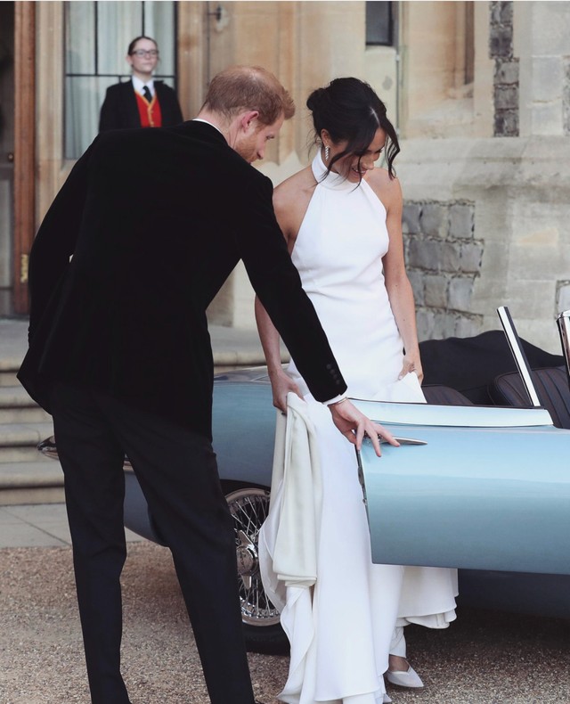 Trông thì tối giản nhưng 2 mẫu váy cưới của Meghan Markle trị giá tới hơn 8 tỷ đồng - Ảnh 8.