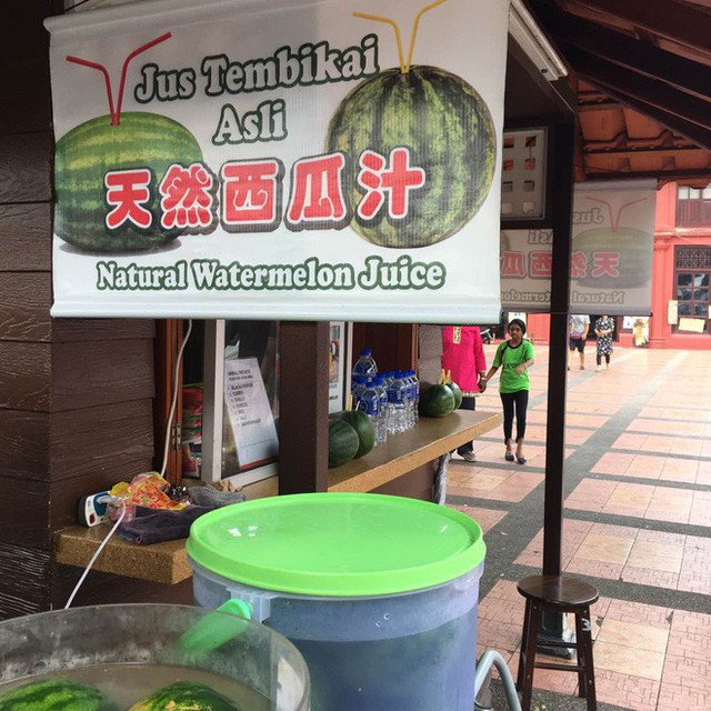 Trời hè nóng nực mà có món dưa hấu uống trực tiếp từ quả của Malaysia thì đúng là không còn gì tuyệt hơn - Ảnh 4.