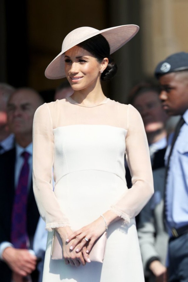  Hiệu ứng Meghan Markle lại khiến cho chiếc váy mà cô mặc bán hết sạch chỉ sau vài giờ  - Ảnh 6.