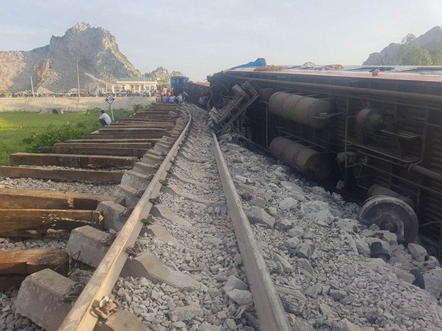  Hiện trường vụ tai nạn tàu hỏa kinh hoàng làm 2 người chết, 8 người bị thương ở Thanh Hóa - Ảnh 1.