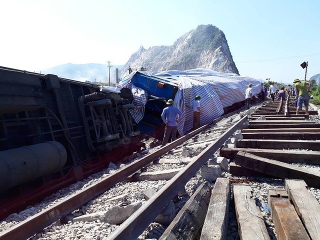  Mới nhất từ hiện trường tai nạn tàu hỏa: Hơn 2000 khách bị ảnh hưởng, gấp rút sửa đường ray - Ảnh 2.