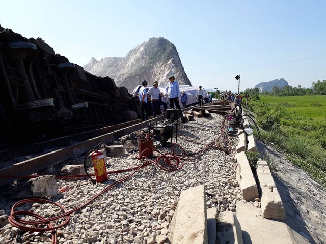  Mới nhất từ hiện trường tai nạn tàu hỏa: Hơn 2000 khách bị ảnh hưởng, gấp rút sửa đường ray - Ảnh 6.