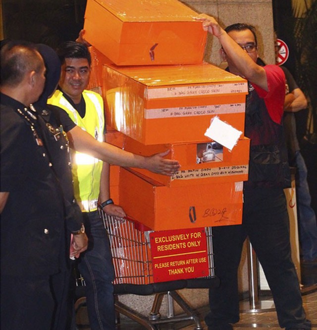Dân mạng Malaysia nổi giận vì bộ sưu tập túi Hermes của vợ cựu Thủ tướng Najib - Ảnh 1.