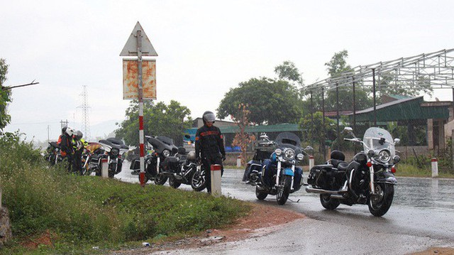 Nếm nắng, gió và mưa mau mùa hạ cùng hàng chục chiến mã Harley-Davidson trong hành trình về Đà Nẵng - Ảnh 1.
