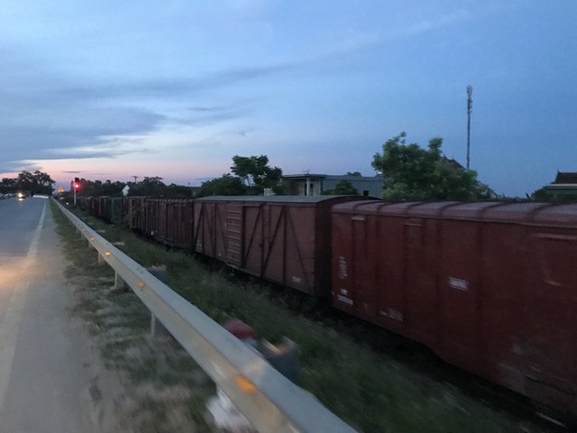  Đường sắt Bắc - Nam lại tắc nghẽn vì 2 toa tàu trật bánh, lật nghiêng ở Nghệ An - Ảnh 7.