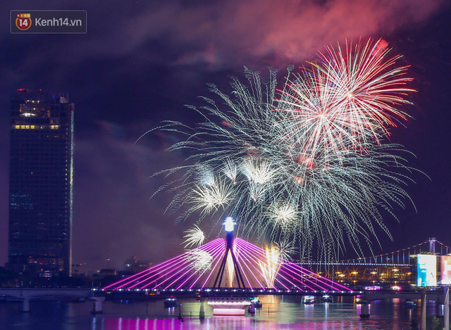 Người dân Đà Nẵng bỏ tiền triệu ngồi du thuyền thưởng lãm màn trình diễn tuyệt đẹp trong đêm thi thứ 2 của Lễ hội pháo hoa quốc tế - Ảnh 1.