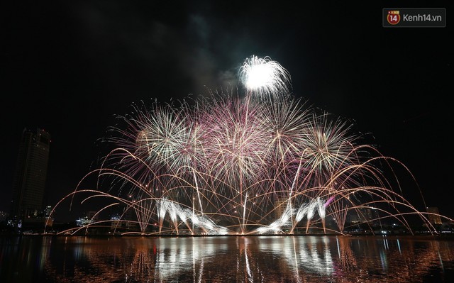 Người dân Đà Nẵng bỏ tiền triệu ngồi du thuyền thưởng lãm màn trình diễn tuyệt đẹp trong đêm thi thứ 2 của Lễ hội pháo hoa quốc tế - Ảnh 13.