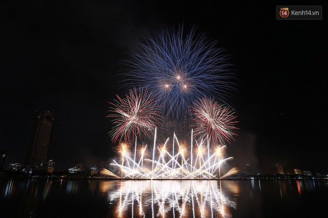 Người dân Đà Nẵng bỏ tiền triệu ngồi du thuyền thưởng lãm màn trình diễn tuyệt đẹp trong đêm thi thứ 2 của Lễ hội pháo hoa quốc tế - Ảnh 16.