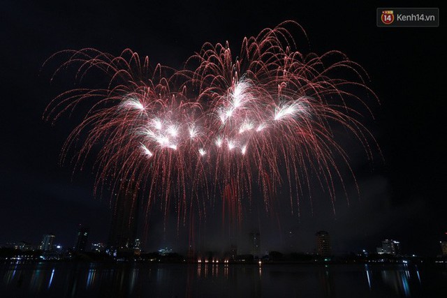 Người dân Đà Nẵng bỏ tiền triệu ngồi du thuyền thưởng lãm màn trình diễn tuyệt đẹp trong đêm thi thứ 2 của Lễ hội pháo hoa quốc tế - Ảnh 19.