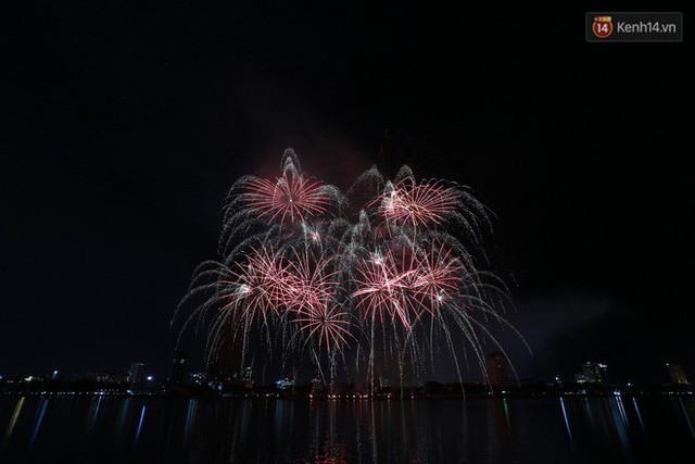 Người dân Đà Nẵng bỏ tiền triệu ngồi du thuyền thưởng lãm màn trình diễn tuyệt đẹp trong đêm thi thứ 2 của Lễ hội pháo hoa quốc tế - Ảnh 20.